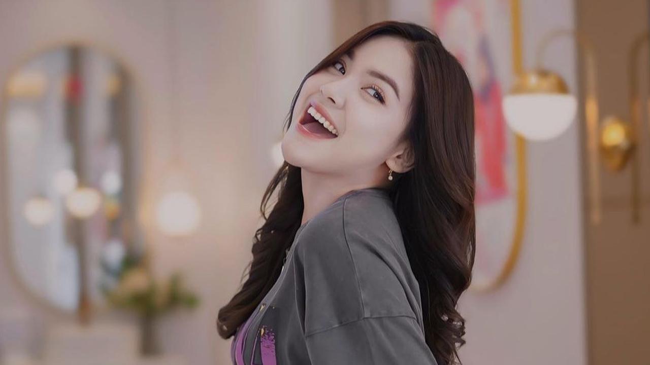 7 Potret Cantik Dinda Teratu, Pedangdut yang Sedang Melejit Berkat Lagu Gara-Gara Sebotol