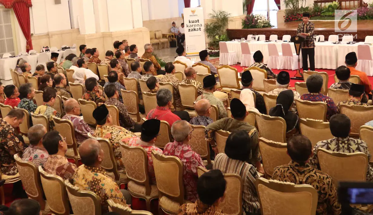 Presiden Joko Widodo memberi sambutan saat acara pemabayaran zakat di Istana Negara, Jakarta, Senin (28/5). Presiden dan sekitar 300 pejabat kementerian/lembaga tinggi negara dan direksi BUMN membayar zakat melalui Baznas. (Liputan6.com/Angga Yuniar)