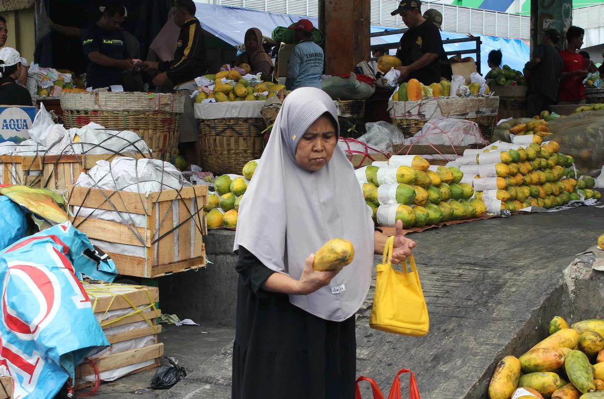 FOTO: Aktivitas Pedagang Buah Kramat Jati Kembali Berjalan Usai Kebakaran