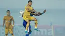Memasuki paruh kedua, kedua tim sama-sama tampil terbuka dan lebih menekan. Evan Dimas yang menjadi motor serangan lini tengah Bhayangkara FC terus menekan pertahanan Persiraja. (Foto: Bola.com/M iqbal Ichsan)