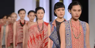 NY by Novita Yunus menampilkan koleksi Toraja Karboro di Jakarta Fashion Week 2019. (Bayu Herdianto/KLY)