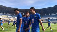 Saddil Ramdani dan Dion Markx tengah menjalani latihan bersama skuad Persib Bandung. (Bola.com/Erwin Snaz)