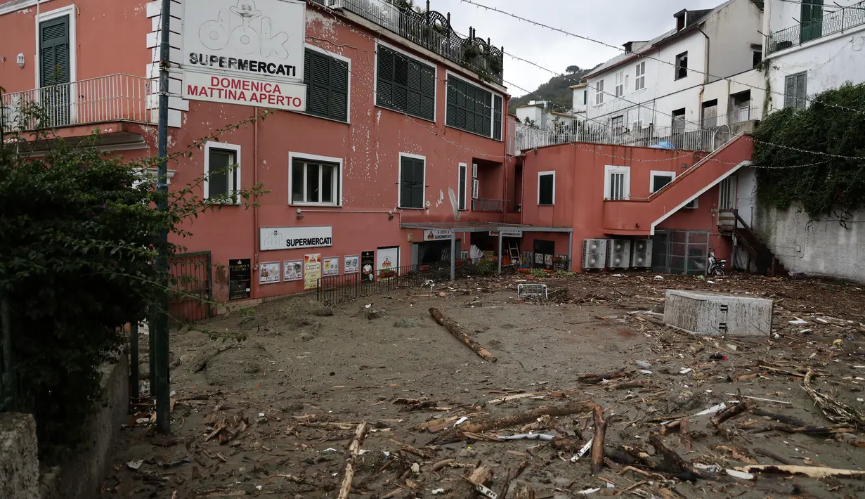Lumpur dan puing-puing menutupi jalan-jalan setelah hujan deras memicu tanah longsor yang meruntuhkan bangunan dan menyebabkan sebanyak 12 orang hilang, di Casamicciola, di pulau selatan Italia Ischia, Italia, Sabtu, 26 November 2022. (AP Photo/Salvatore Laporta)