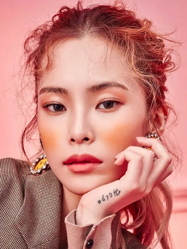 [Bintang] Editor Says: Super Quirky, Cerahnya Korean Makeup yang Dipopulerkan Penyanyi Ini