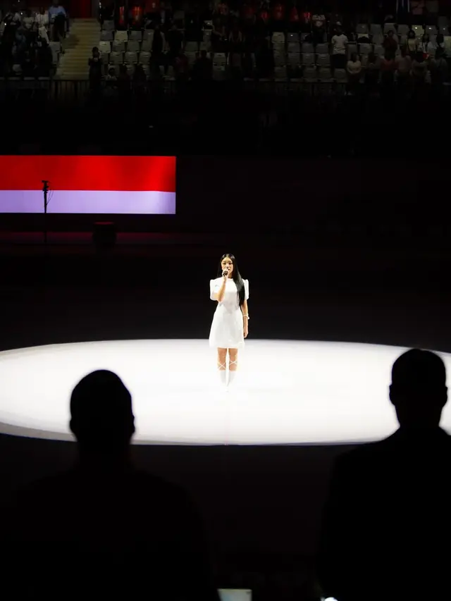 Gaya Serba Putih Naura Ayu Saat Bawakan “Indonesia Raya” di Kejuaraan Dunia Senam Artistik 2025