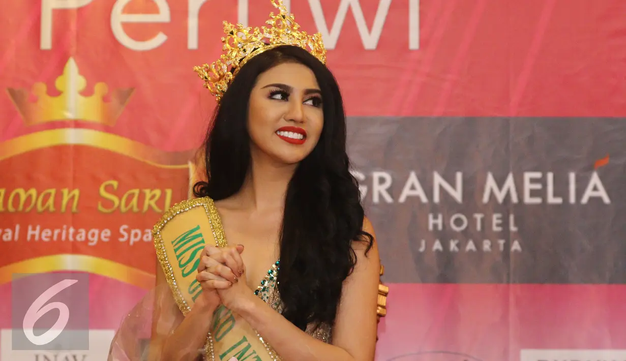Miss Grand International 2016, Ariska Putri Pertiwi saat berbagi kisah di kawasan Menteng, Jakarta, Senin (21/11). Ariska  akan mengemban tugas menjadi duta perdamaian untuk menghentikan perang. (Liputan6.com/Herman Zakharia)