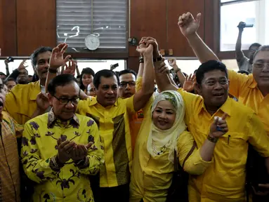 Sejumlah fungsionaris Partai Golkar bersorak usai mendengarkan putusan hakim Pengadilan Negeri Jakarta Utara, Jumat (24/7/2015). Hakim Lilik Mulyadi memutuskan, keabsahan kepengurusan Partai Golkar jatuh kepada kubu Munas Bali. (Liputan6.com/Johan Tallo)