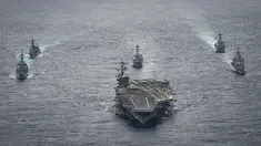 Kapal induk USS Carl Vinson dikawal oleh sejumlah kapal perusak, Angkatan Pertahanan Maritim Jepang saat akan menuju ke semenanjung Korea, Kamis (28/4). (AP Photo)