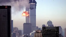 Foto file asap dan api meletus dari menara kembar World Trade Center setelah pesawat komersial sengaja menabrak gedung-gedung di Manhattan, New York pada 11 September 2001. (AFP/Seth Mcallister)