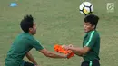 Pemain Timnas Indonesia U-19, Rachmat Irianto (kanan) berebut bola dengan rekannya saat latihan di Lapangan A Kompleks GBK Jakarta, Selasa (23/10). Latihan ini persiapan lawan UEA di penyisihan Grup A Piala AFC U-19 2018. (Liputan6.com/Helmi Fithriansyah)