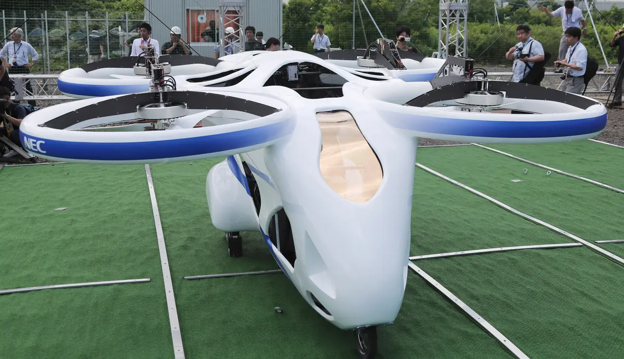 Mobil terbang NEC terlihat sebelum penerbangan uji coba di fasilitas produsen elektronik asal Jepang, NEC Corp di Abiko, pinggiran Tokyo, Senin (5/8/2019). Penerbangan uji coba dilakukan dalam semacam kandang berukuran besar sebagai tindakan pencegahan keamanan. (AP/Koji Sasahara)