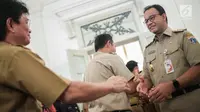 Gubernur DKI Jakarta Anies Baswedan bersalaman dengan pegawai Pemprov saat menggelar halal bihalal di Balaikota, Jakarta, Senin (10/6/2019). Pemerintah Provinsi DKI Jakarta menggelar Halal Bihalal pada hari pertama PNS masuk kerja setelah libur Lebaran 2019. (Liputan6.com/Faizal Fanani)