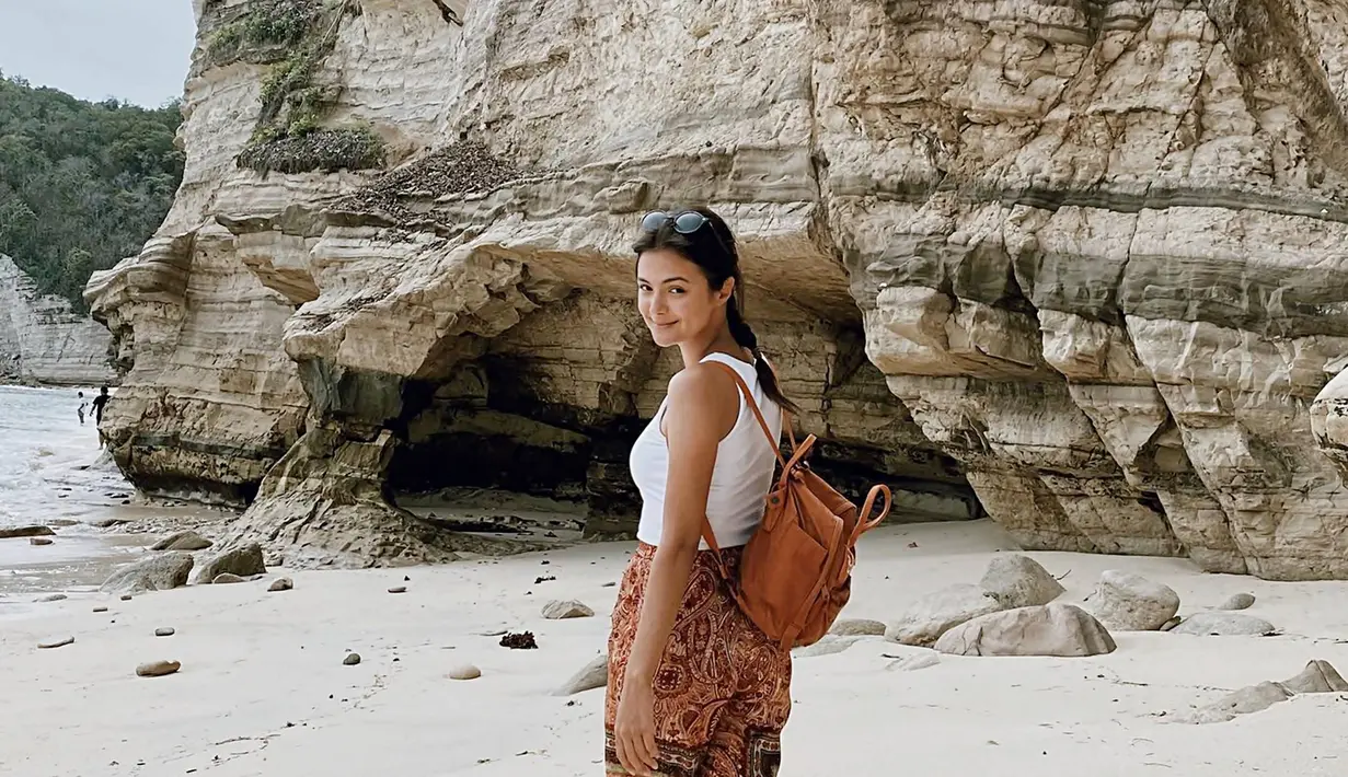 Model sekaligus aktris Amanda Rawles sudah eksis di layar lebar sejak tahun 2015. Setiap judul yang ia bintangi selalu menjadi film yang sukses dan banyak penonton. Aktris yang kerap adu akting dengan Jefri Nichol selalu punya penampilan menawan. (Liputan6.com/IG/@amandarawles)
