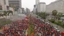 Foto udara suporter Persija Jakarta, The Jakmania, tumpah ruah saat konvoi merayakan gelar Piala Liga 1 musim 2018 di Bundaran HI, Jakarta, Sabtu (15/12). Persija berhasil juara Liga 1 usai mengalahkan Mitra Kukar. (Bola.com/Muhammad Husni)