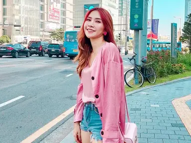 Natya mengenakan outfit dengan tema all-pink saat pergi ke Korea beberapa waktu lalu. (Liputan6.com/IG/@natyashina)