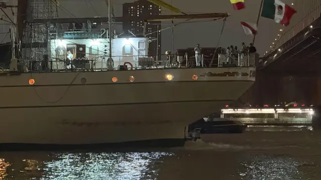 Sebuah kapal pelatihan Angkatan Laut Meksiko yang bertiang, Cuauhtémoc, terdampar setelah bertabrakan dengan Jembatan Brooklyn di New York pada Sabtu, 17 Mei 2025. (AP/Kyle Viterbo)
