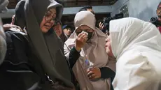Tangis keluarga pecah saat mendengar keputusan penghentian operasi pencarian lima jurnalis dan tiga kru kapal Arupadhatu 1 di Posko SAR Nasional Carita, Pandeglang, Banten, Kamis (17/9/2026). Operasi SAR dihentikan setelah pencarian selama sepuluh hari belum menemukan tanda keberadaan delapan orang tersebut. (KLY/Budy Santoso)