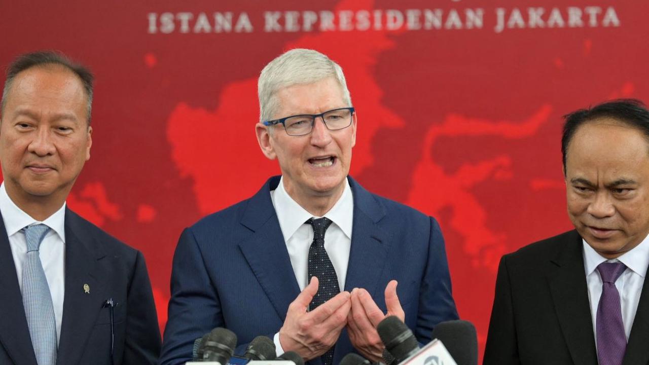 Pertemuan Jokowi dan Tim Cook tersebut turut didampingi oleh Menkominfo Budi Arie Setiadi dan Menteri Perindustrian Agus Gumiwang.