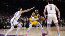 Pebasket LA Lakers, LeBron James berusaha mencetak angka saat menghadapi Oklahoma City Thunder dalam laga Kompetisi Bola Basket NBA di Los Angeles, Amerika Serikat, Rabu (8/2/2023) pagi WIB. Meski berujung kekalahan LA Lakers dari Oklahoma City Thunder 130-133, namun rekor fenomenal berhasil diukir LeBron James. (AP Photo/Ashley Landis)
