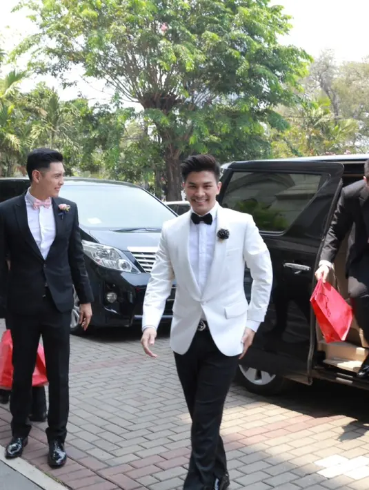 Dengan penuh keyakinan Glenn mengucap janji pernikahan untuk saling setia sehidup semati bersama Chelsea. (Galih W. Satria/Bintang.com)