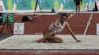 Atlet Indonesia Maria Natalia Londa mendarat di pasir saat final lompat jauh putri atletik 18th Asian Games Invitation Tournament di Stadion Utama Gelora Bung Karno (GBK), Minggu (11/2). Maria mencatatkan lompatan 6,43 meter. (Liputan6.com/Faizal Fanani)
