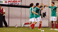 Striker Timnas Meksiko Javier 'Chicharito' Hernandez (paling kanan) merayakan gol bersama rekan-rekannya saat menghadapi Guatemala dalam partai perempat final Concacaf Gold Cup di New Jersey, 18 Juni 2011. Mike Stobe/Getty Images/AFP