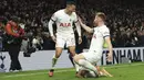 Bek Tottenham Hotspur, Pedro Porro (kiri) bersama Dejan Kulusevski merayakan gol yang dicetaknya ke gawang Burnley pada laga putaran ketiga Piala FA 2023/2024 di Tottenham Hotspur Stadium, London, Sabtu (6/1/2024) dini hari WIB. (AP Photo/Ian Walton)
