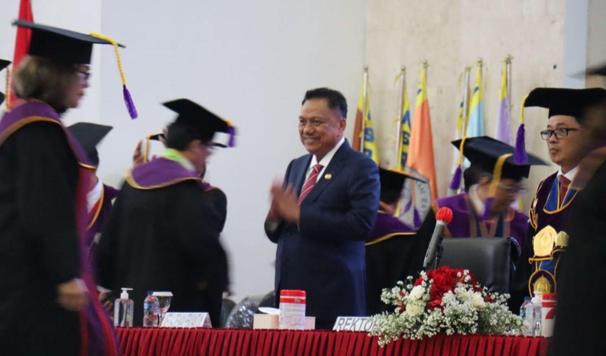 Meski bangga karena merupakan satu satunya tokoh yang menerima gelar itu dari Unsrat, selama universitas terkemuka di Sulut itu berdiri, Olly berjanji terus meningkatkan pembangunan di Sulut.&nbsp;