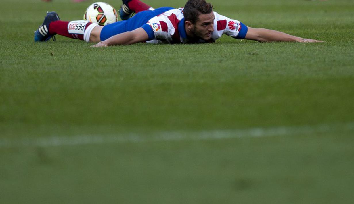 Gelandang Atletico, Koke tengah berbaring di lapangan dalam pertandingan kontra Malaga