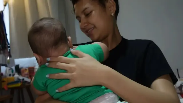 Momen Seru Indah Permatasari Rawat Anak Seorang Diri
