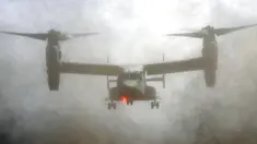 Sebuah MV-22 Osprey berpartisipasi dalam latihan operasi gabungan helikopter militer antara Pasukan Bela Diri Darat Jepang (JGSDF) dan Marinir AS di Higashi Fuji, Gotemba, Jepang, Selasa (15/3/2022). (AP Photo/Eugene Hoshiko)