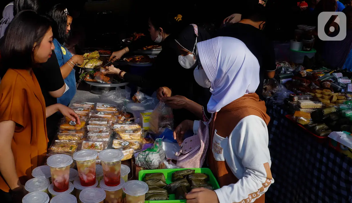 Warga saat membeli makan dan minuman untuk berbuka puasa di kawasan Bendungan Hilir, Jakarta, Kamis (23/3/2023). (Liputan6.com/Herman Zakharia)