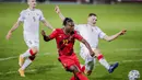 Striker Belgia, Jeremy Doku (tengah) melepaskan tendangan yang berbuah gol keempat Belgia ke gawang Belarusia dalam laga Kualifikasi Piala Dunia 2022 Zona Eropa Grup E di King Power Stadium, Belgia, Selasa (30/3/2021). Belgia menang 8-0 atas Belarusia. (AP/Francisco Seco)