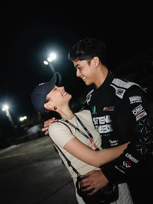 <p>Sambil berpelukan mesra, Alyssa tampil menawan dengan outfit kasualnya. Ia mengenakan kaus lengan pendek berwarna cream yang dipadukan celana panjang warna putih bertekstur. [@alghazali7/@elelrumi/@beril_photo].</p>