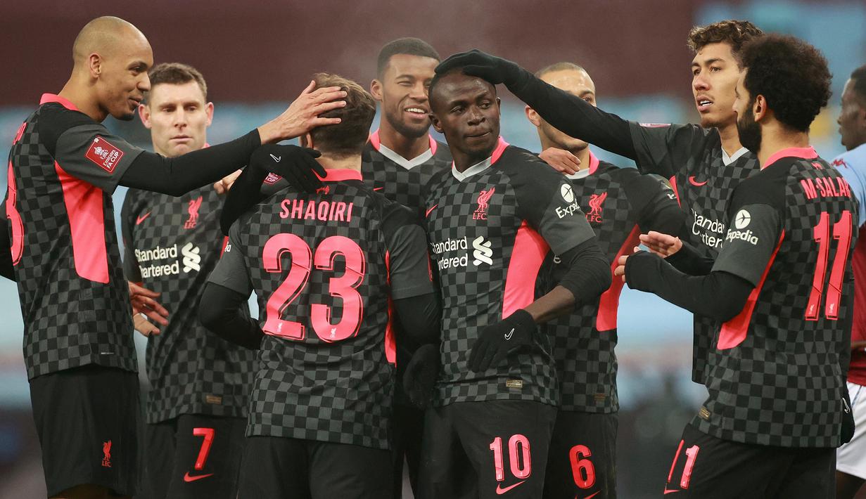 Para pemain Liverpool merayakan gol ketiga yang dibuat striker Sadio Mane (tengah) ke gawang Aston Villa dalam laga babak ke-3 Piala FA 2020/21 di Villa Park, Birmingham, Jumat (8/1/2021). Liverpool menang 4-1 atas Aston Villa. (AFP/Hannah McKay/Pool)