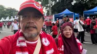 Achmad M Asri dan istri, fans asal Makassar yang hadir langsung ke SUGBK, Senayan, Jakarta, saat Timnas Indonesia menahan imbang Australia hari Selasa (11/09/2024) malam WIB. (Dokumentasi Achmad M Asri)