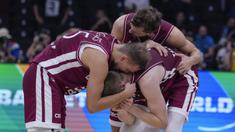 Reaksi kecewa sejumlah pebasket Latvia setelah kalah dari Jerman setelah laga perempat final Piala Dunia FIBA 2023 di Mall of Asia Arena, Manila, Filipina pada Rabu (06/09/2023). Davis Bertrans (kanan) dkk tumbang dengan skor 79-81 dan gagal melaju ke semifinal. (AP Photo/Michael Conroy)