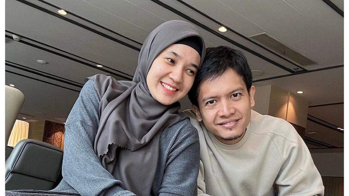6 Potret Romantis Dhini Aminarti dan Dimas Seto, Romansa 16 Tahun Pernikahan yang Penuh Cerita
