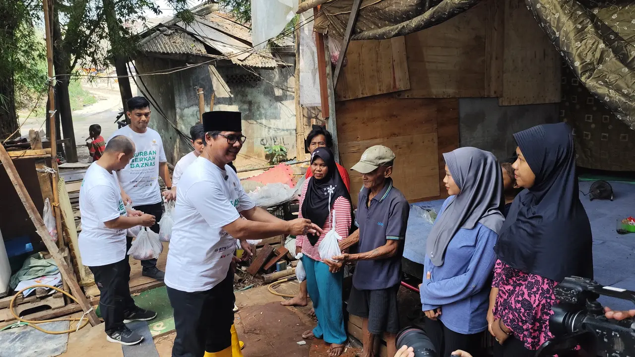 Badan Amil Zakat Nasional Republik Indonesia (Baznas RI) membagikan 189 kantong daging kurban kepada warga Kelurahan Sumurbatu, Bantargebang, Kota Bekasi, Jawa Barat (Jabar) saat Hari Raya Idul Adha 1445 H hari ini, Senin (17/6/2024).
