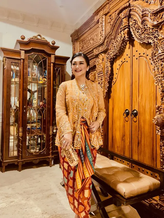 Inspirasi Outfit Batik ala Bella Saphira