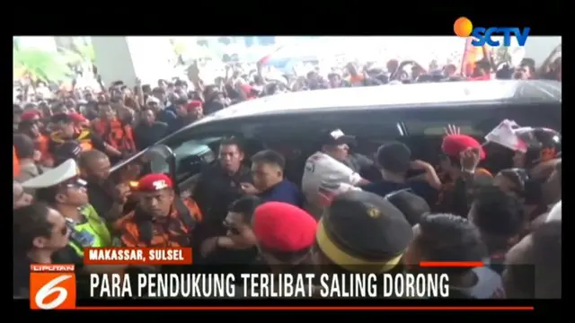 Polisi saling dorong dengan massa pendukung calon walikota Makassar nomor urut 1, Munafri Arifuddin-andi Rahmatika yang diusung oleh jalur partai.