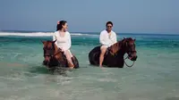 Potret Aaliyah Massaid dan Thariq Berkuda di Pantai Sumba, Nikmati Liburan Keluarga
