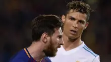 Dua bintang sepak bola, Lionel Messi (depan, Barcelona) dan Cristiano Ronaldo (belakang, Real Madrid), pada laga La Liga di Camp Nou, Minggu (6/5/2018). (AFP/Josep Lago)