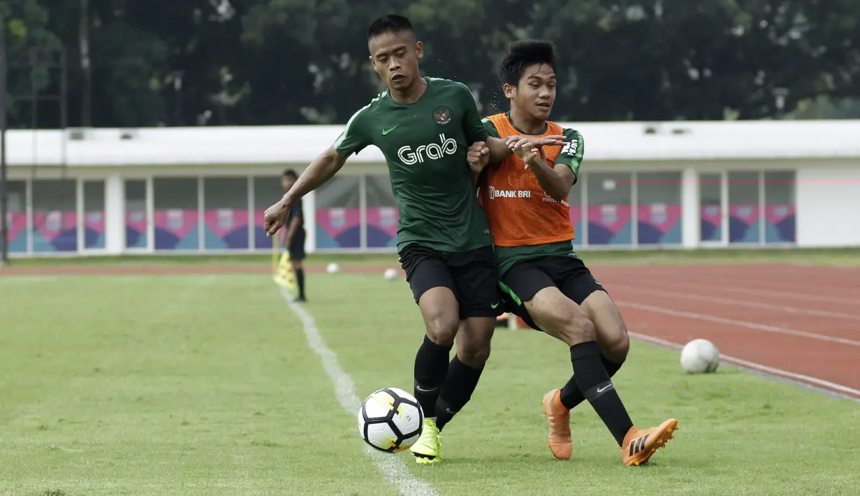 Pemain Timnas Indonesia U-23, Sani Rizki, berebut bola dengan Samuel Christianson saat internal game di Stadion Madya, Jakarta, Jumat(8/3). Latihan ini merupakan persiapan jelang kualifikasi Piala AFC U-23 di Vietnam. (Bola.com/Yoppy Renato)