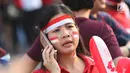 Calon penonton menggunakan hiasan saat antre masuk menyaksikan laga final bulu tangkis beregu putra di Istora Senayan Jakarta, Rabu (22/8). Laga final bulu tangkis beregu putra mempertemukan Indonesia melawan China. (Liputan6.com/Helmi Fithriansyah)