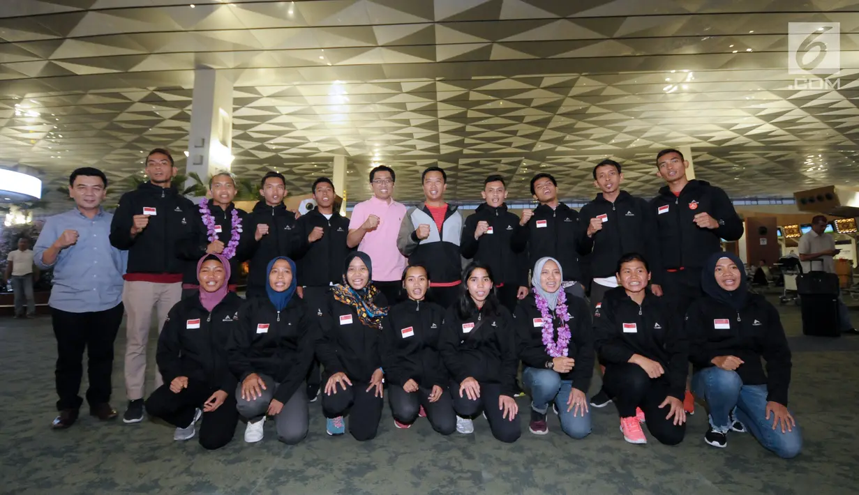 Menpora, Imam Nahrawi (tengah) berfoto bersama Timnas sport climbing Indonesia di Bandara Soetta, Tangerang, Rabu (16/5). Timnas sport climbing Indonesia sukses mempertahankan dominasi di kejuaraan panjat tebing dunia. (Liputan6.com/Helmi Fithriansyah)