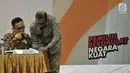 Komisioner KPU memeriksa data saat rapat pleno Rekapitulasi Daftar Pemilih Tetap Hasil Perbaikan (DPTHP) di Kantor KPU RI, Jakarta, Minggu (16/9). (Merdeka.com/Iqbal S. Nugroho)