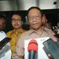 Menko Polhukam, Mahfud Md memberikan keterangan seusai menyerahkan Laporan Harta Kekayaan Penyelenggara Negara (LHKPN) di Gedung KPK, Jakarta, Senin (2/12/2019). Diberitakan sebelumnya, KPK mengimbau para menteri untuk melaporkan kekayaan mereka ke KPK. (merdeka.com/Dwi Narwoko)