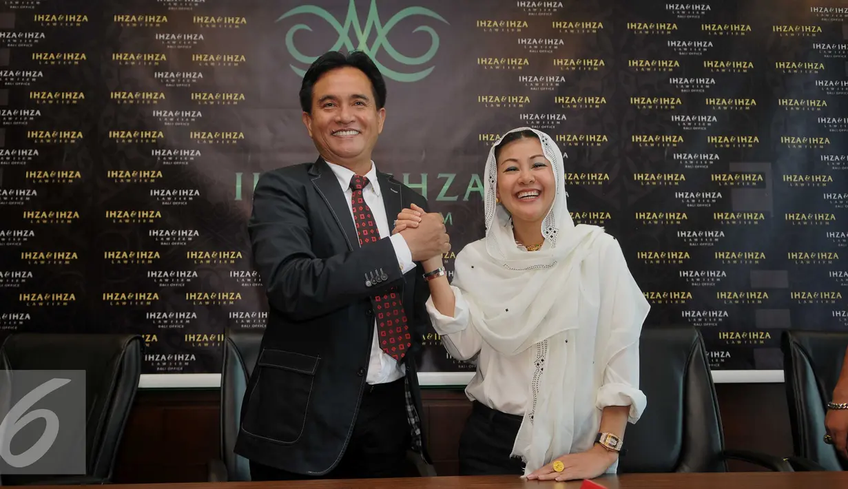 Kader Partai Demokrat, Mischa Hasnaeni Moein yang disebut-sebut sebagai Wanita Emas menyambangi kantor Ihza & Ihza Law Firm milik Yusril Ihza Mahendra di Jakarta Selatan, Kamis (28/4). (Liputan6.com/Gempur M Surya)