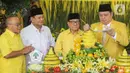 Ketua Dewan Pembina Partai Golkar Aburizal Bakrie, Bacapres dari Koalisi Indonesia Maju Prabowo Subianto, Ketua Dewan Kehormatan Akbar Tandjung, dan Ketua Umum Partai Golkar Airlangga Hartarto (kiri ke kanan) saat syukuran Hari Ulang Tahun (HUT) ke-59 Partai Golkar. (Liputan6.com/Angga Yuniar)